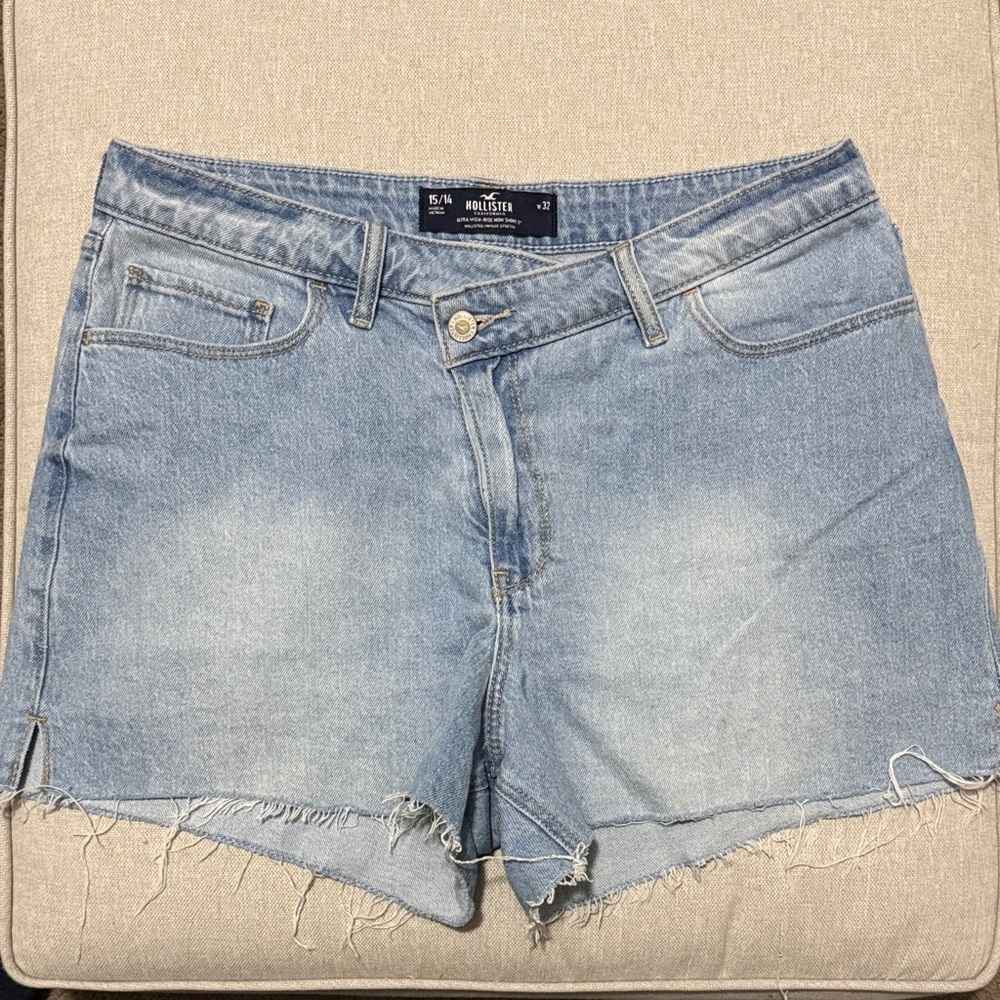 Hollister Denim Shorts-Sz 15/14 W32-Raw Hem-Notched Side-99 Cotton-Light Wash